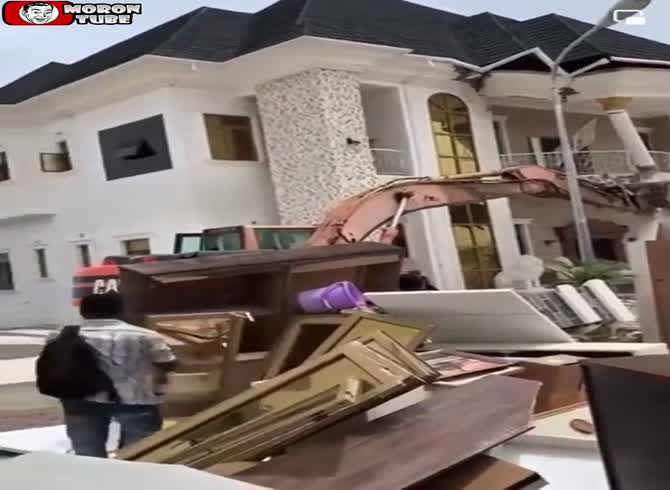 Video :To avoid leaving the house to his ex-wife, he destroyed everything!